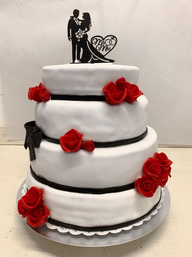 Mehrstöckige Hochzeitstorte mit roten Rosen
