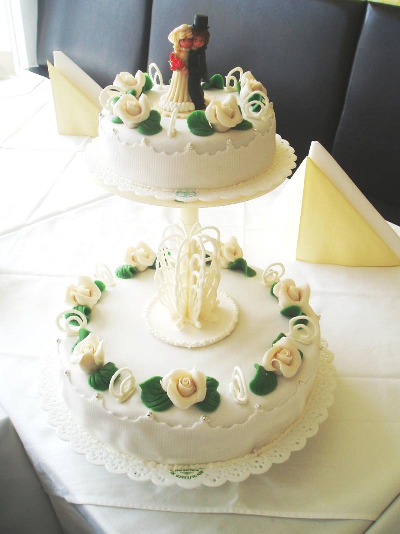 Elegante weiße Tauf- und Festtorte